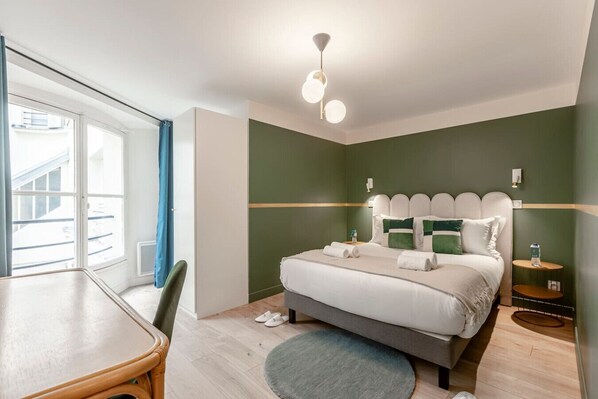 3 slaapkamers, een strijkplank/strijkijzer, reisbedje, wifi