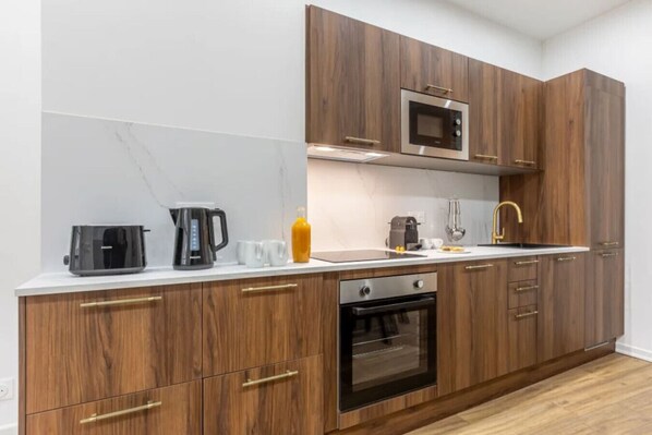 Een koelkast, een microgolfoven, een oven, een vaatwasser