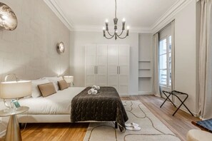 2 slaapkamers, een strijkplank/strijkijzer, reisbedje, wifi