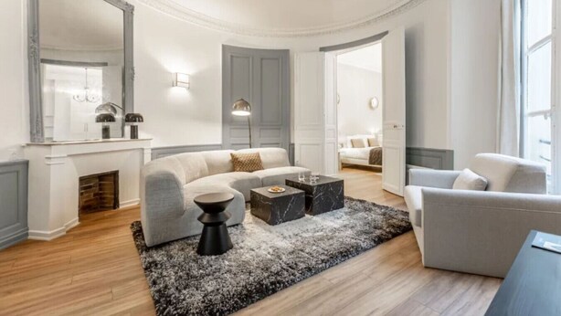 A modern living room with a sectional sofa, a coffee table, and a fireplace. - 21.#Opera#Louvre#Paris02#2bedrooms#AC (Paris)
