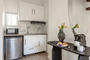 Microwave, coffee/tea maker, cookware/dishes/utensils, dining tables