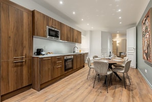 Réfrigérateur, micro-ondes, four, lave-vaisselle