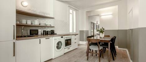 ثلاجة، ميكروويف، فرن، غسالة أطباق