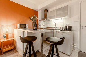 Een microgolfoven, een koffiezetapparaat/waterkoker