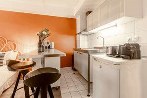 Microwave, coffee/tea maker, cookware/dishes/utensils, dining tables