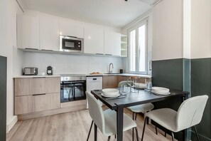 Microwave, oven, dishwasher, coffee/tea maker