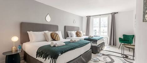 2 slaapkamers, een bureau, een strijkplank/strijkijzer, reisbedje