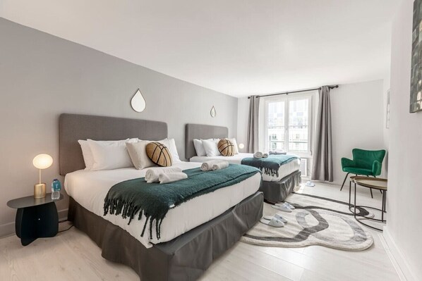 2 dormitorios, escritorio, tabla de planchar con plancha y cuna de viaje