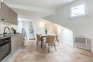 Frigorífico, horno, lavavajillas y cafetera o tetera