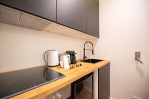 Micro-ondes, four, plaque de cuisson, cafetière/bouilloire