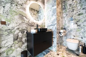 Een haardroger, handdoeken