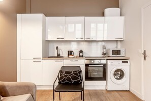 冷蔵庫、電子レンジ、オーブン、コーヒー / ティーメーカー