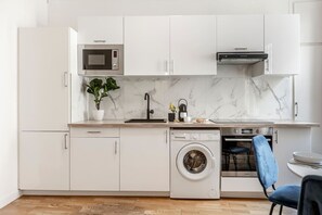 冷蔵庫、電子レンジ、オーブン、コーヒー / ティーメーカー