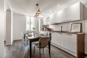 Réfrigérateur, micro-ondes, four, cafetière/bouilloire