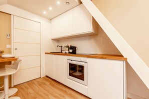 Fridge, microwave, oven, coffee/tea maker