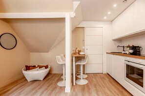 Fridge, microwave, oven, coffee/tea maker