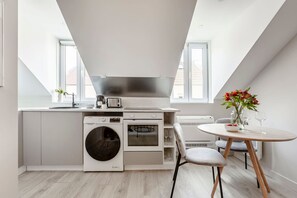 Réfrigérateur, four, cafetière/bouilloire