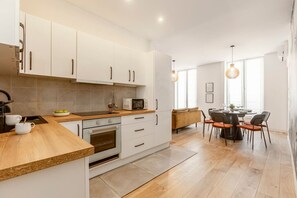 Fridge, microwave, oven, coffee/tea maker - B21#République#Marais#3BedRooms#Paris03#AC (Paris)