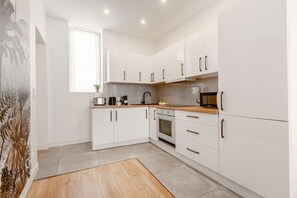 Fridge, microwave, oven, coffee/tea maker