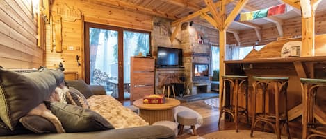 Smart TV, fireplace