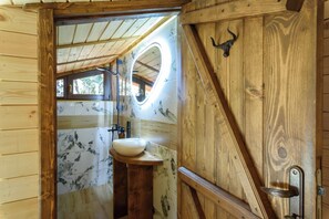 Een haardroger, handdoeken, zeep, toiletpapier