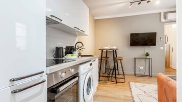 Réfrigérateur, micro-ondes, four, cafetiÚre/bouilloire