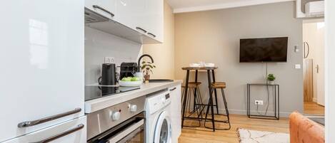 Fridge, microwave, oven, coffee/tea maker