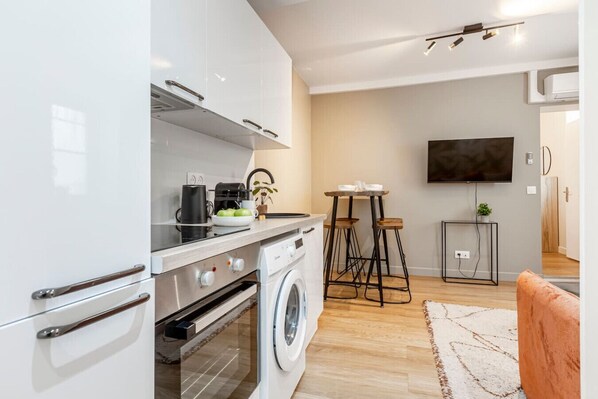 Fridge, microwave, oven, coffee/tea maker