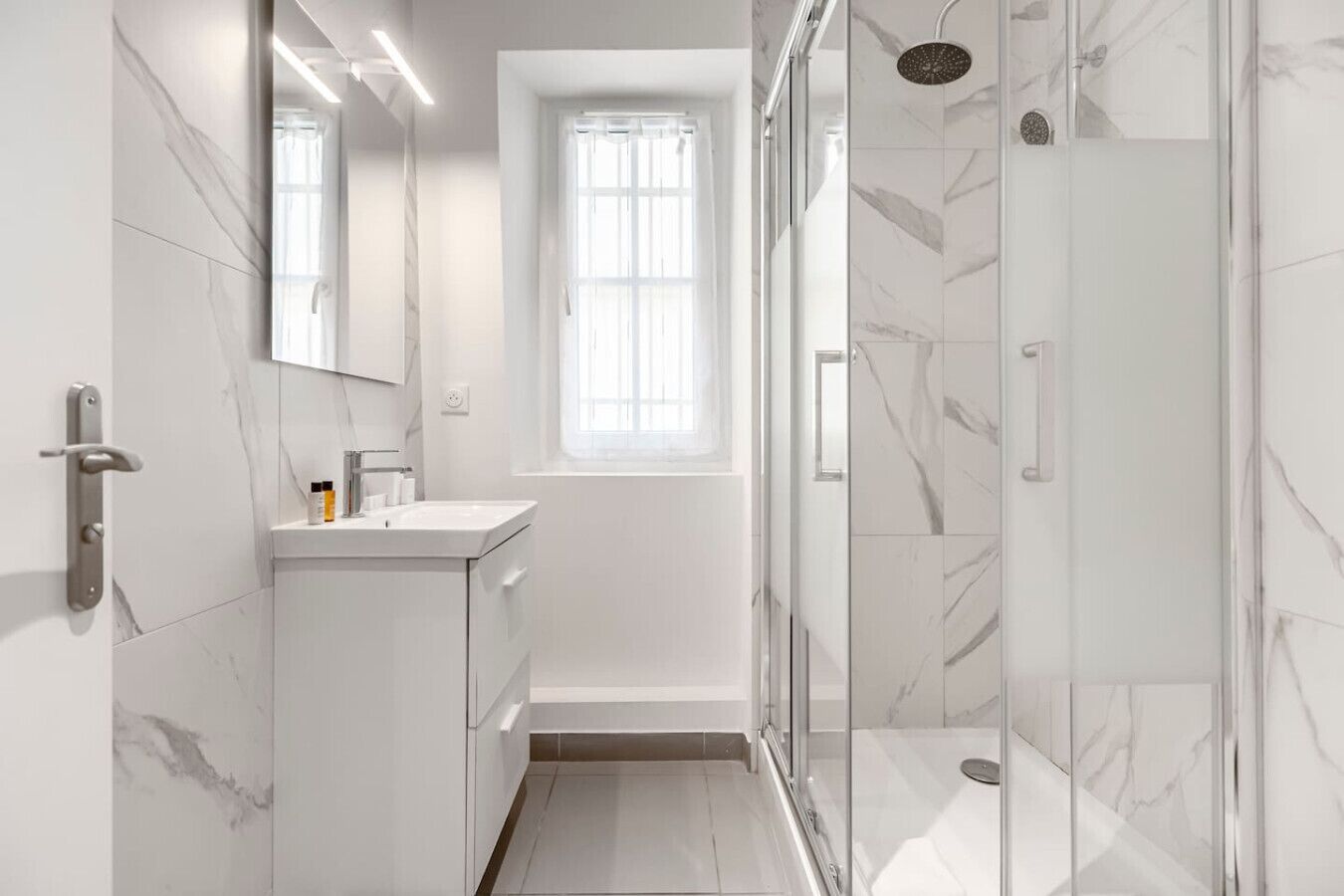 Sèche-cheveux, serviettes fournies