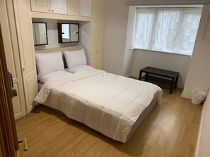 Shared Dormitory, 1 Bedroom, Smoking - Room-ensuite Room With King Bed (Dublin)