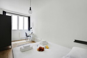 1 slaapkamer, een strijkplank/strijkijzer, reisbedje, wifi