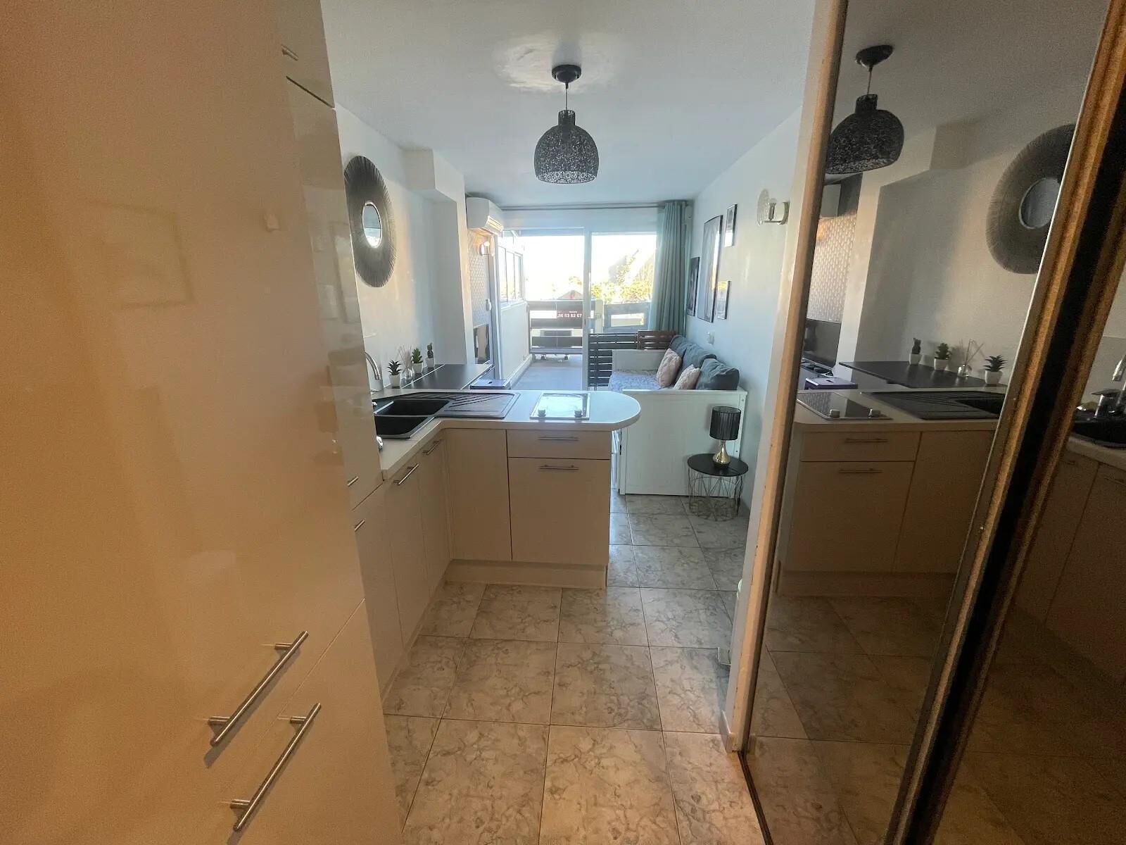 Fridge, coffee/tea maker