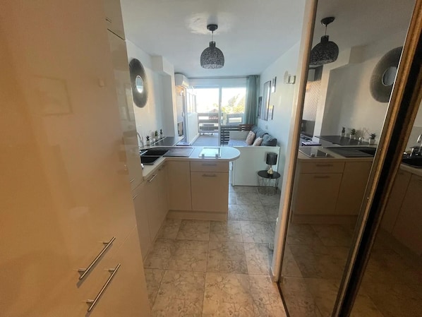 Fridge, coffee/tea maker - Studio 'Soleil et Liberté' - Village Naturiste (Le Cap d'Agde)