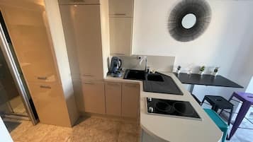 Fridge, coffee/tea maker