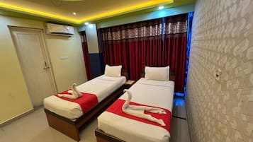 エコノミー ダブルまたはツインルーム シティビュー | セーフティボックス (室内)、デスク、遮光カーテン、WiFi (無料)