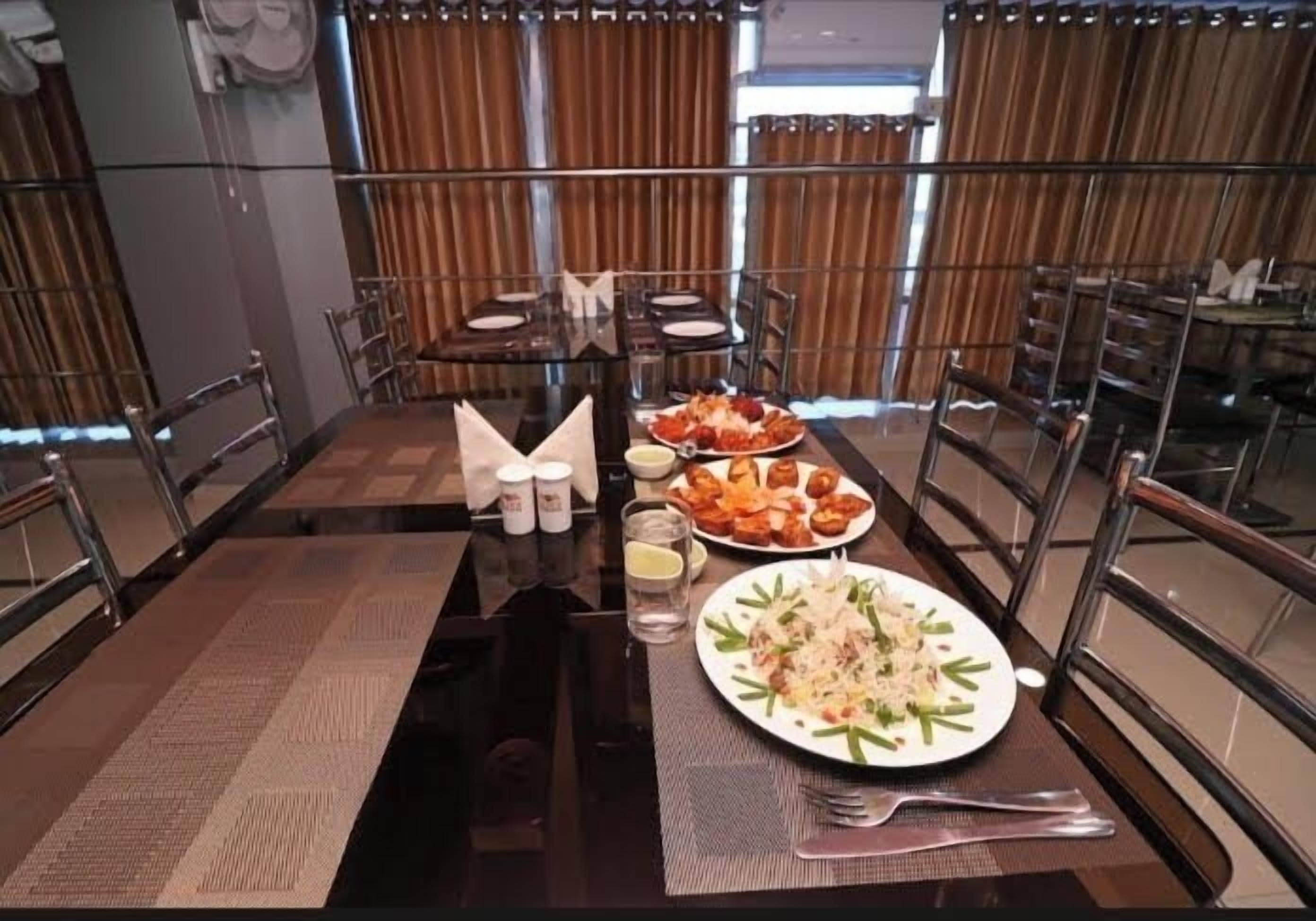 Se sirven desayunos, comidas, cenas y brunch