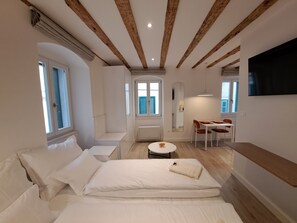 Studio, Non Smoking, Pets Not Allowed | Premium bedding, memory foam beds, in-room safe, desk