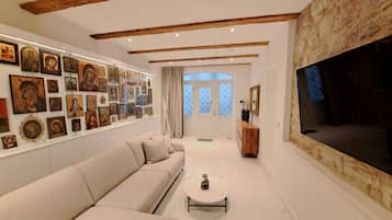 Deluxe Condo, Non Smoking, Pets Not Allowed | Living area | 55-inch Smart TV with satellite channels