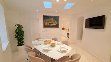 Deluxe Condo, Non Smoking, Pets Not Allowed | Dining room