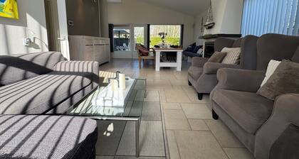 Well-kept bungalow with large fenced garden in a quiet park
