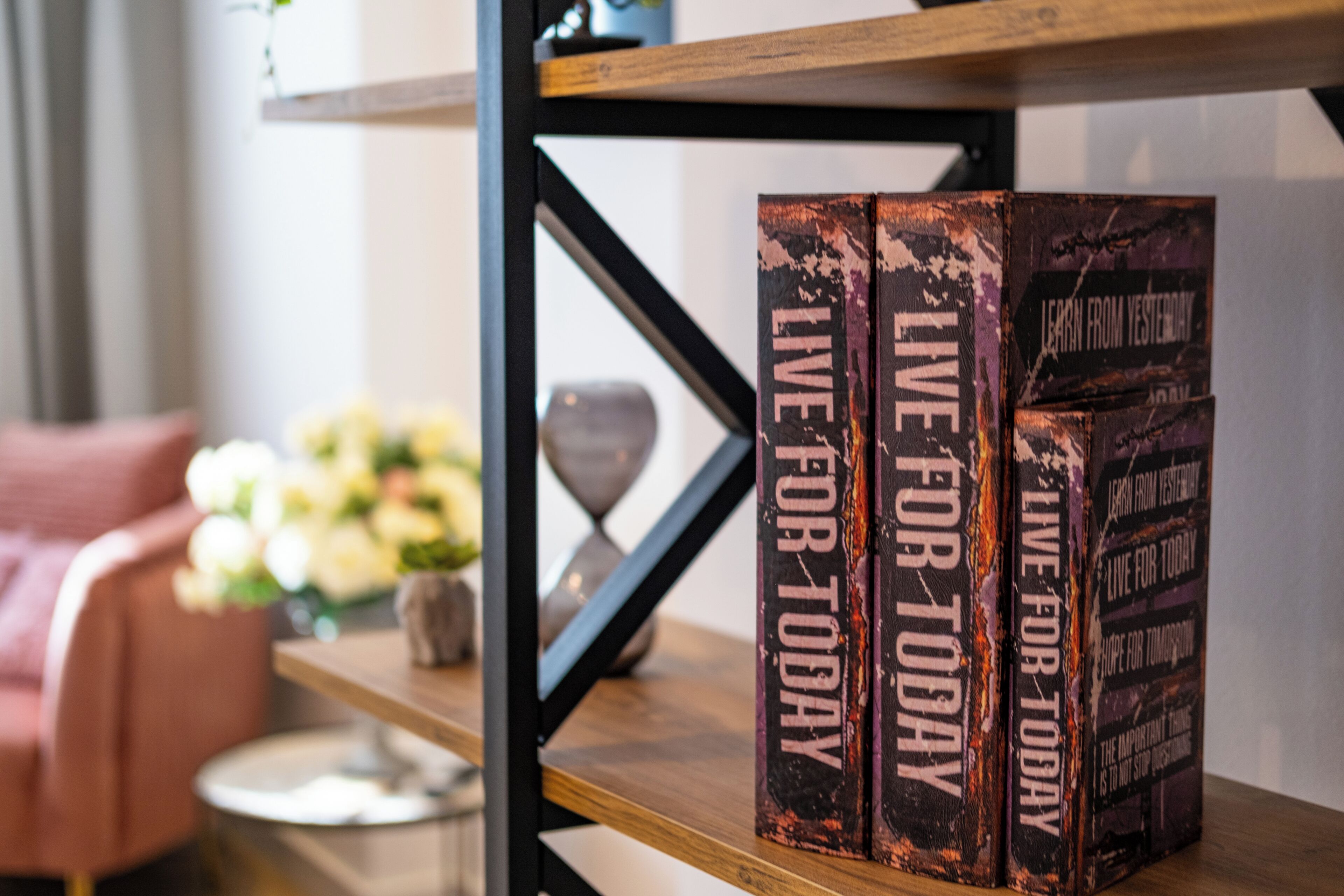 Una estantería con tres libros titulados 'LIVE FOR TODAY'.