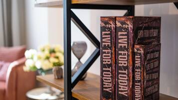 Una estantería con tres libros titulados 'LIVE FOR TODAY'.