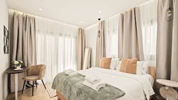 Apartamento Deluxe, balcón, vistas a la ciudad | Ropa de cama de alta calidad, colchones Select Comfort, caja fuerte