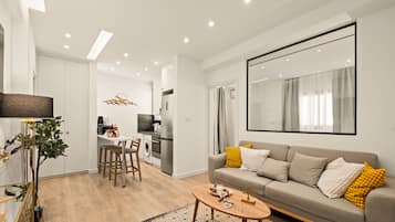 Standard-Apartment, Stadtblick | Wohnbereich | 45-Zoll-Smart-TV mit Digitalempfang