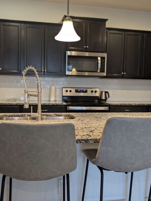 Ovn, kokeplater og oppvaskmaskin