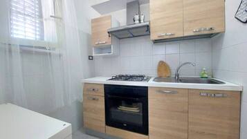 Ofen, Herdplatte, Wasserkocher mit Kaffee-/Teezubehör