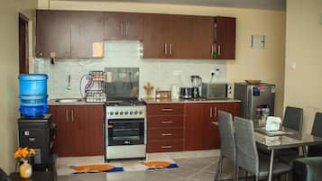 Familienapartment, Balkon, Stadtblick | Eigene Küche | Kühlschrank, Mikrowelle, Kochgeschirr/Geschirr/Besteck