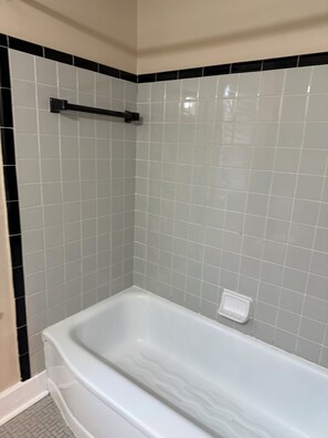 Hair dryer, towels, toilet paper - Charming 2 bedroom and 1 bath home in Birmingham. (Birmingham)