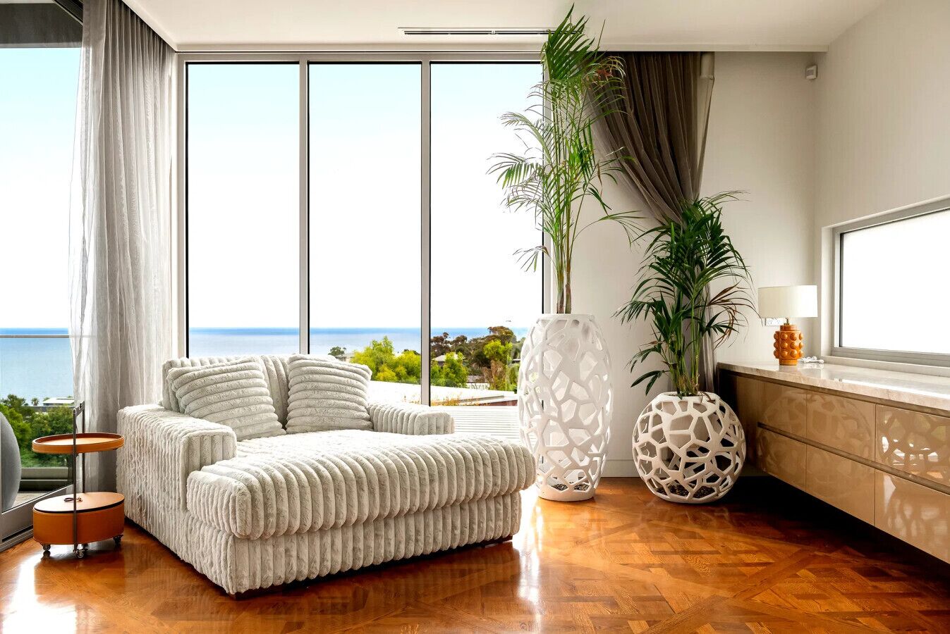 Een smart-tv en een stereo