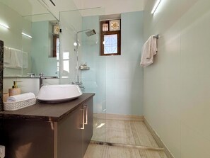 Dusche, kostenlose Toilettenartikel, Handtücher, Seife